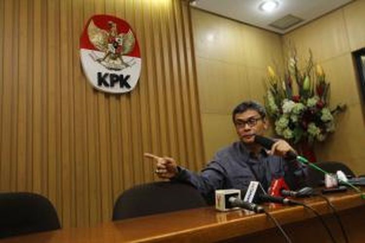 Juru Bicara Komisi Pemberantasan Korupsi (KPK) Johan Budi memberikan keterangan kepada wartawan terkait operasi tangkap tangan (OTT) di Gedung KPK, Kungingan, Jakarta Selatan, Rabu (7/5/2014). Dalam OTT tersebut, KPK berhasil menangkap tiga orang RY, FXY dan diduga salah satu kepala Dinas di Bogor.