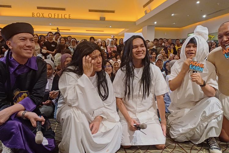 Sapa Penonton di Bekasi, Kuartet Agak Laen Pakai Kostum Hantu