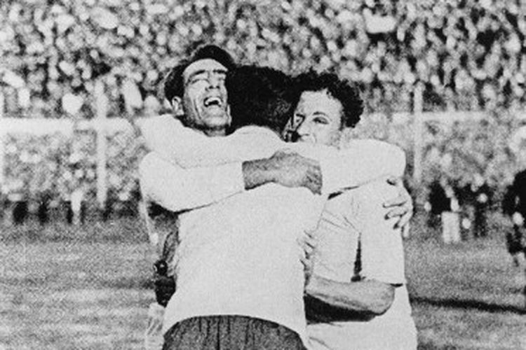Peman timnas Uruguay, Pedro Cea (kiri), Hector Scarone (tengah), dan Hector Castro (kanan), merayakan kemenangan 4-2 atas Argentina pada final Piala Dunia 1930 yang dihelat di Stadion Centenario, Montevideo.