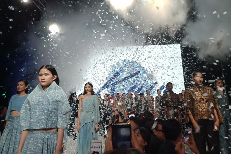 Koleksi busana enam desainer dan label batik ternama yang ditampilkan pada Plaza Indonesian Fashion Week 2018, Jumat (23/3/2010).