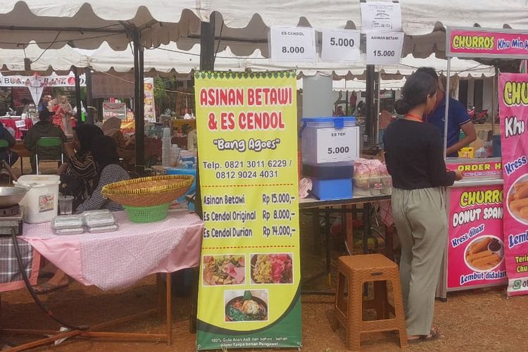 Stan asinan Betawi di Festival Lubang Buaya, Cipayung, Jakarta Timur pada Sabtu (24/8/2024). Festival Lubang Buaya digelar di Lapangan Sepakbola Lubang Buaya, Cipayung, Jakarta Timur selama dua hari pada 24-25 Agustus 2024. Pengunjung bisa menemukan 105 pelaku Usaha Mikro Kecil Menengah (UMKM) di Festival Lubang Buaya.