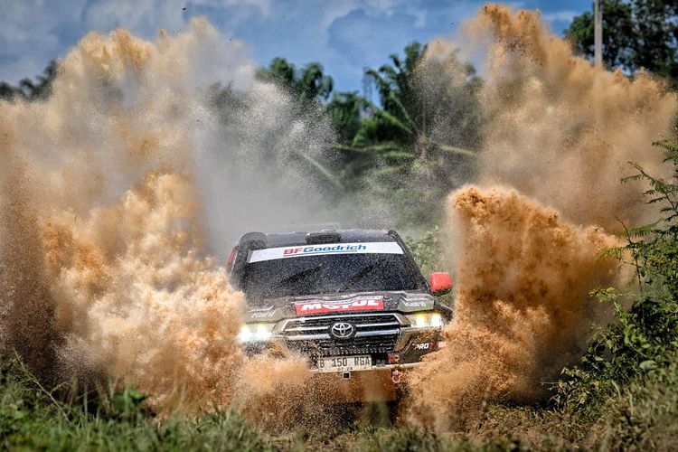 Toyota Land Cruiser 200 jadi andalah Julian Johan di AXCR 2024.