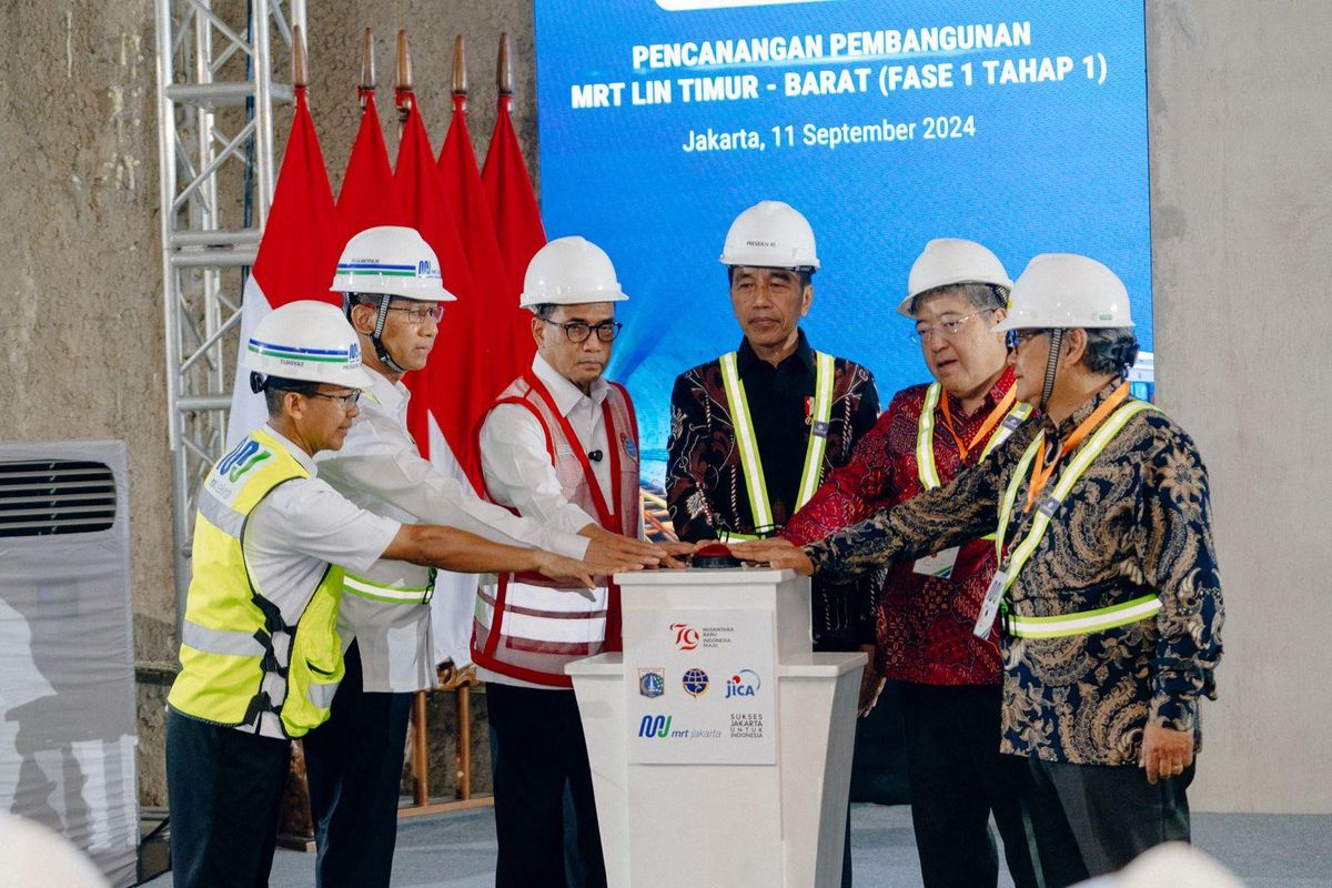 Presiden Joko Widodo saat memencet tombol sirine penanda pencanangan MRT Lin Timur Barat Fase 1 Tahap 1 dimulai pada Rabu (11/9/2024).