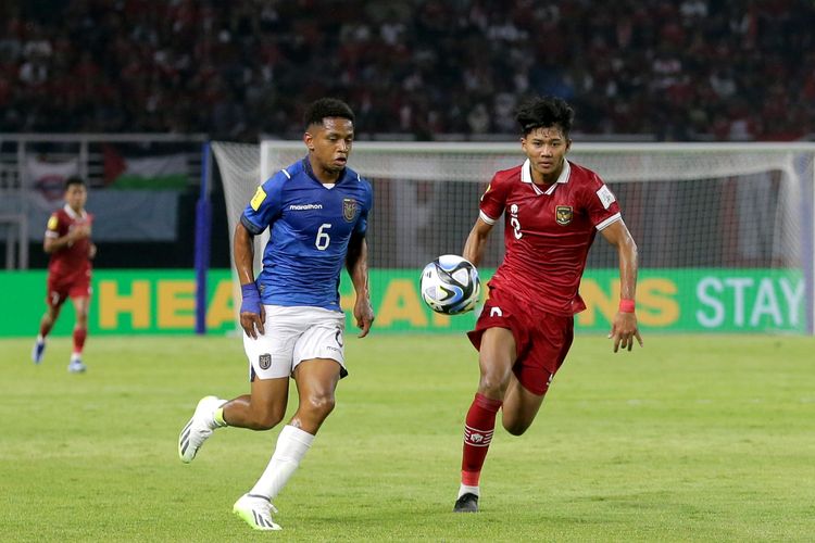 Pemain Timnas Indonesia U17 Arkhan Kaka bersama pemain Ekuador mengejar bola saat babak penyisihan Grup A Piala Dunia U17 2023 yang berakhir dengan skor 1-1 di Stadion Gelora Bung Tomo Surabaya, Jawa Timur, Jumat (10/11/2023) malam.