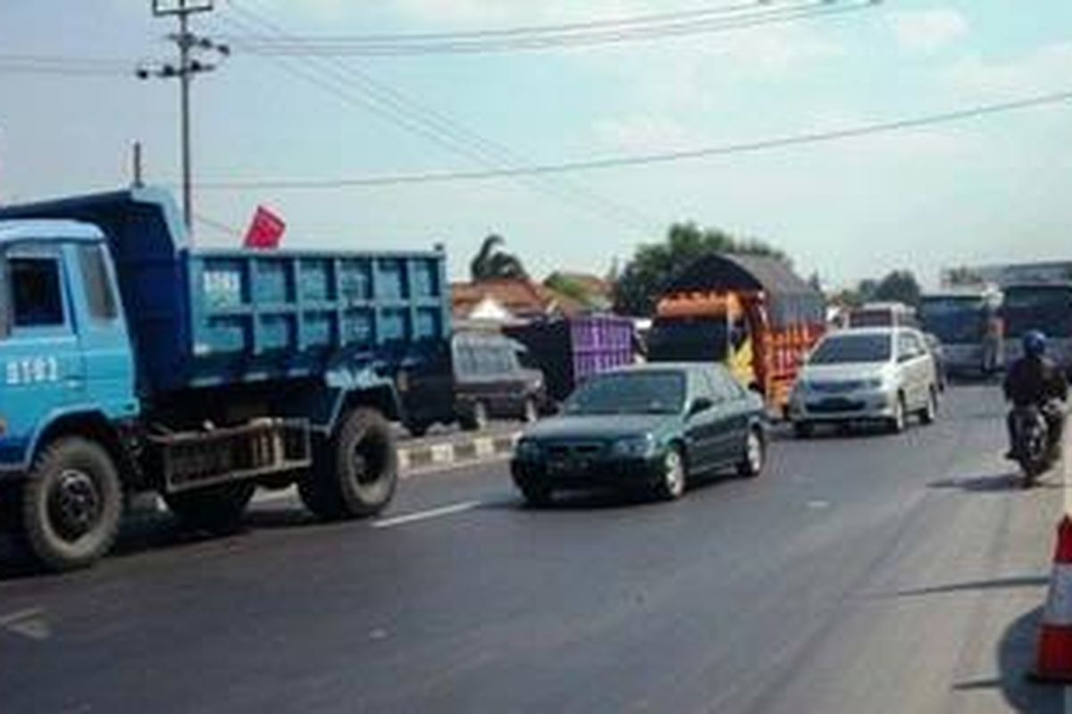 Berbagai jenis kendaraan yang melintas di jalur Pantura Indramayu sepanjang Jumat (26/8/2011) padat merayap.