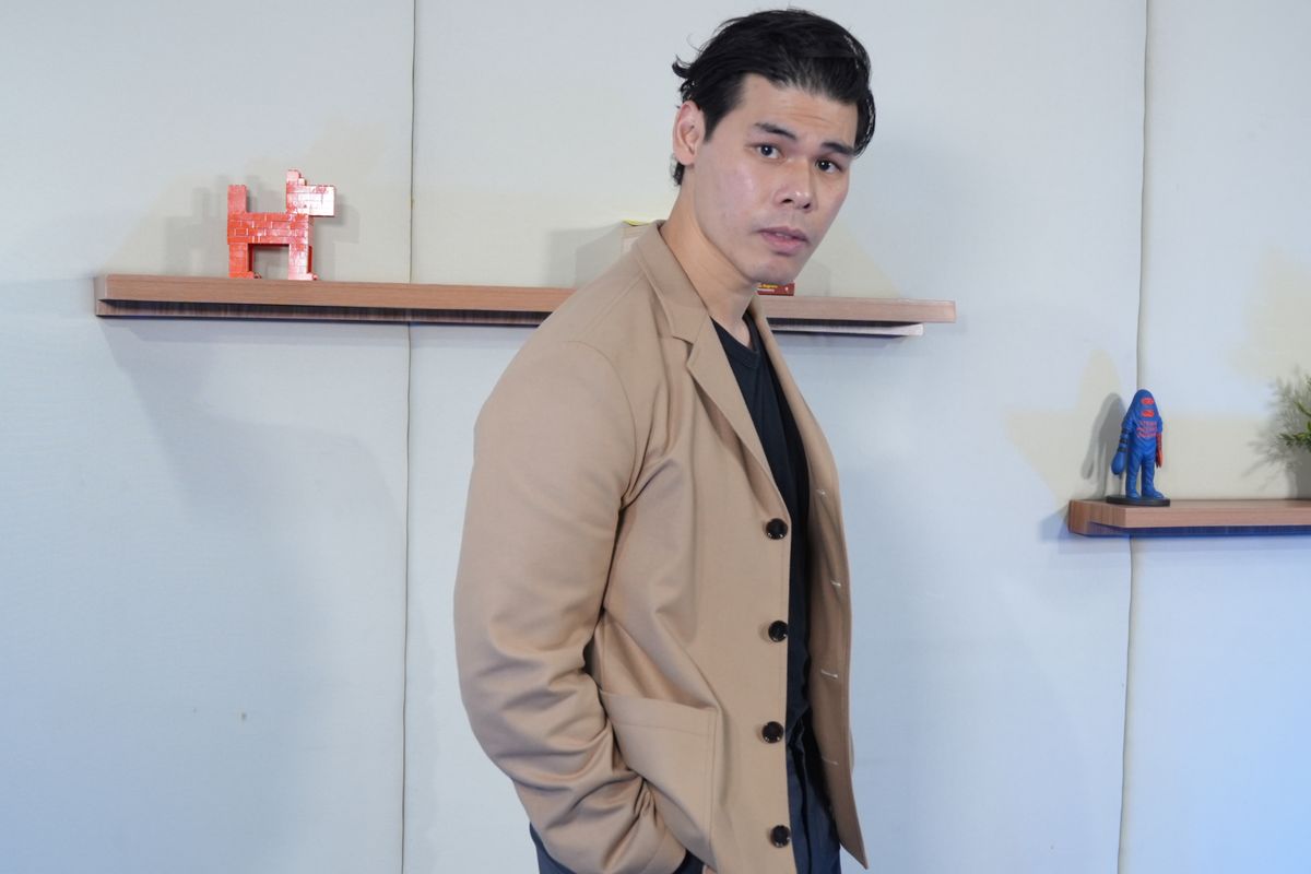 Pemeran Letnan Jee di serial Avatar: The Last Airbender,  Ruy Iskandar di Menara ι, Jakarta, Kamis (29/2/2024).