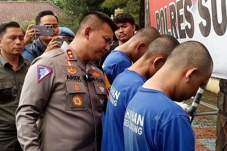 Kapolres Subang, AKBP Ariek Indra Sentanu, menginterogasi pelaku pengeroyokan saat konferensi pers di Mapolres Subang, Kamis (6/6/2024).