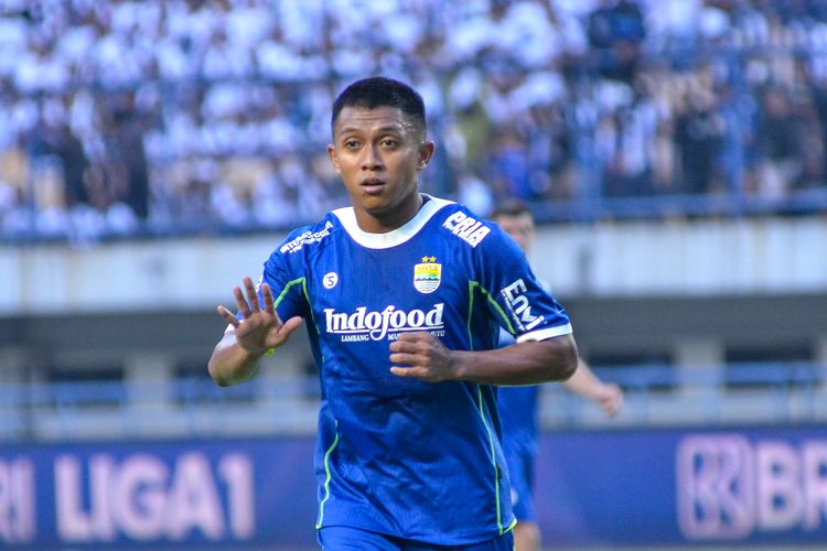 Pesepakbola Persib Bandung Febri Hariyadi kala tampil membela timnya saat melawan Bali United di Kompetisi Liga 1 2022-2023.