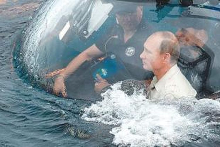 Presiden Rusia, Vladimir Putin, saat menyelam dengan sebuah kapal selam mini pada Selasa (18/8/2015).