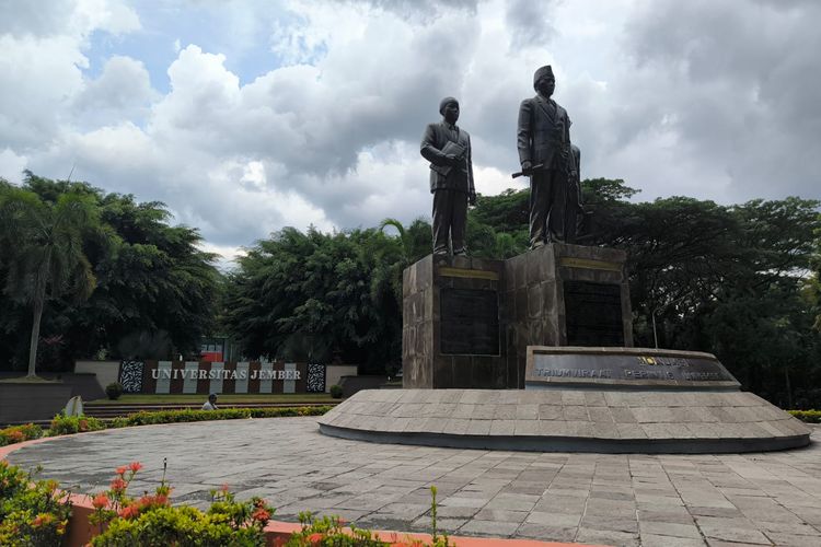 Universitas Jember di Kampus Tegal Boto Jalan Kalimantan Kelurahan/Kecamatan Sumbersari Kabupaten Jember pada sore hari.