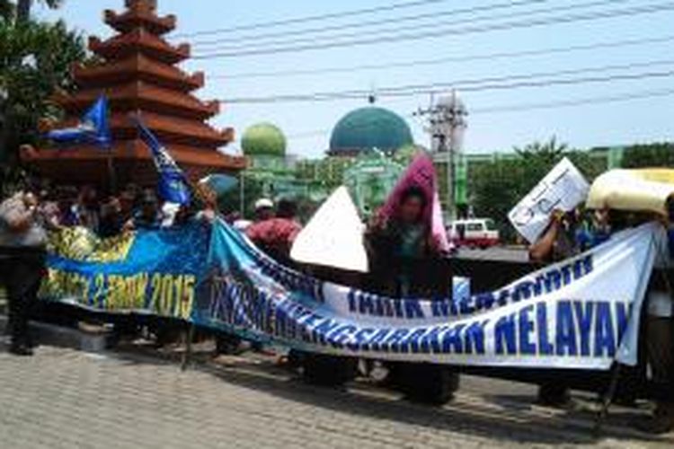 Aksi nelayan jatim di depan gedung DPRD Jatim.