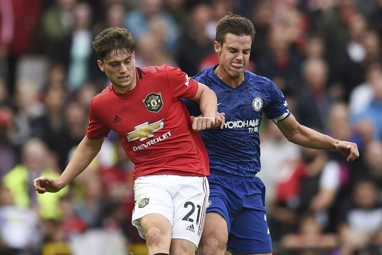 Daniel James berebutan bola dengan Cesar Azpilicueta dalam pertandingan Manchester United vs Chelsea dalam lanjutan Liga Inggris di Stadion Old Trafford, 11 Agustus 2019. 