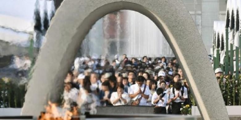 Masyarakat Hiroshima berdoa di depan tugu peringatan bom atom di Peace Memorial Park, Hiroshima, Sabtu (6/8/2016)
