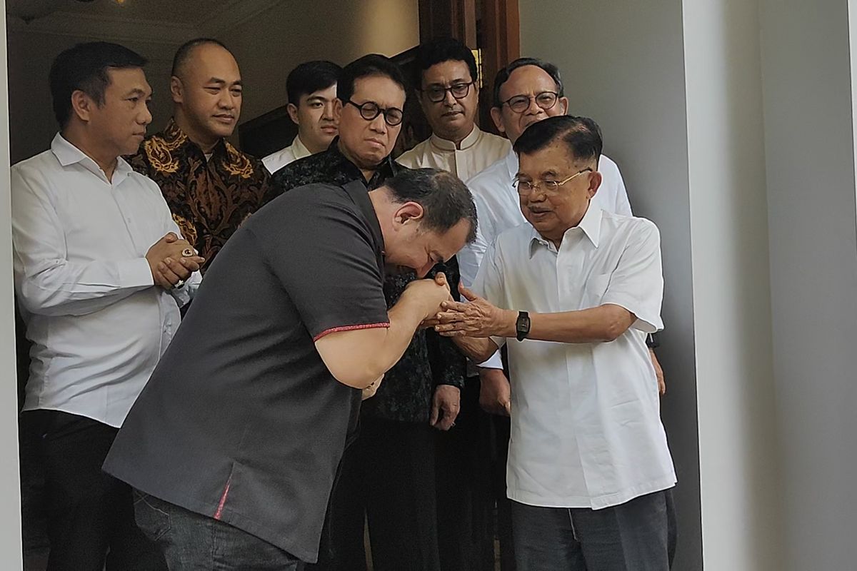 Pendeta Gilbert Lumoindong (kiri) mencium tangan Ketua Dewan Masjid Indonesia (DMI) Jusuf Kalla (kanan) setelah meminta maaf atas kasus menyinggung praktik zakat dan salat, di kediaman Jusuf Kalla, kawasan Brawijaya, Jakarta Selatan, Senin (15/4/2024).