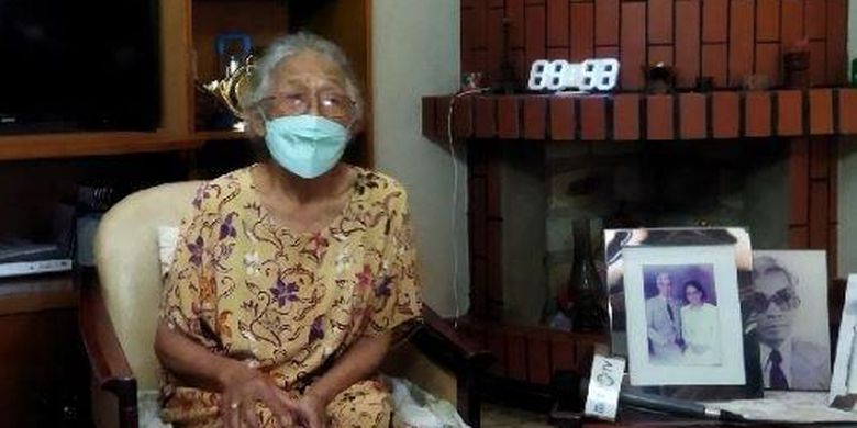 

Nenek Ellen di rumahnya Kampung Jayagiri, RT 04/11, Desa Jayagiri, Kecamatan Lembang, Kabupaten Bandung Barat (KBB), Jumat (14/1/2022). 
