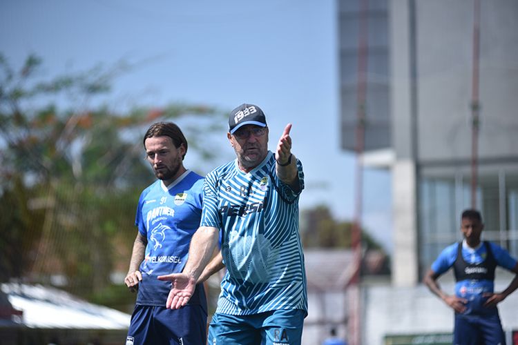 Pelatih Persib Bandung, memberikan instruksi kepada para pemainnya, dalam sesi latihan yang berlangsung di Soccer Republik, Kota Bandung, Kamis (26/8/2021).