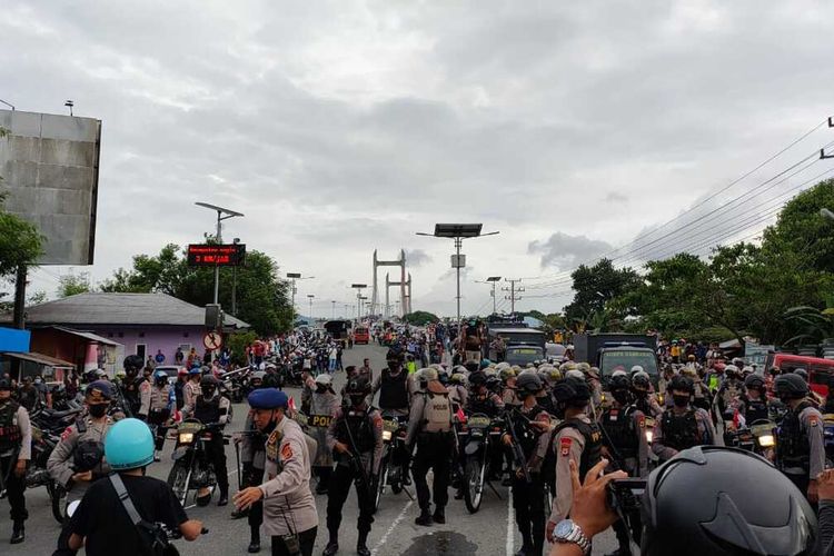 Aparat kepolisian dan mahassiwa terlibat bentrokan di depan Kampus Universitas Pattimura Ambon saat berlangsungnya aksi demonstrasi menolak undang-undang Omnibus Law Cipta Kerja di kampus tersebut, Senin sore (12/10/2020)