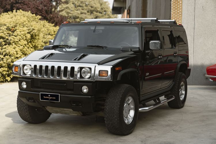 Pada tahun 2002, GM meluncurkan Hummer H2. Mobil ini merupakan versi yang lebih kecil dari Hummer pertama dengan bobot 3 ton. 