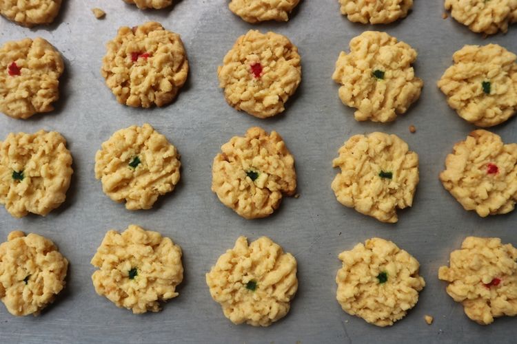 Ilustrasi kue kering emping melinjo.