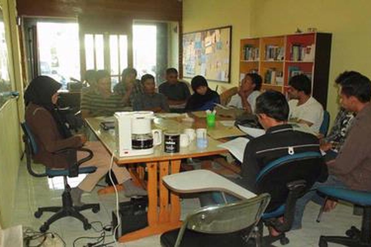 Suasana di ruang diskusi mahasiswa yang difasilitasi Liga Inong Aceh, November 2011.