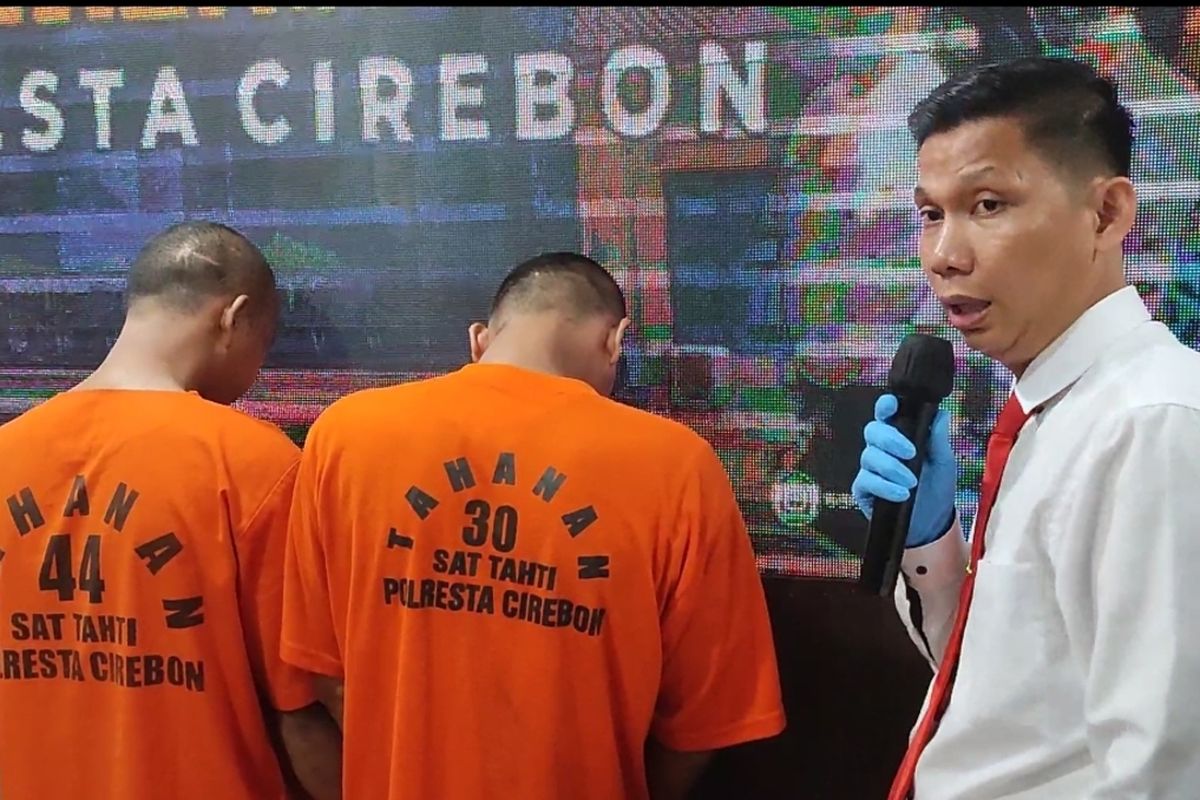 Kasat Reskrim Polresta Cirebon Jawa Barat Kompol Anton, memberikan keterangan usai bertanya pada tersangka pembegalan, saat Gelar Perkara di Mapolresta Cirebon, Senin petang (26/3/2023)