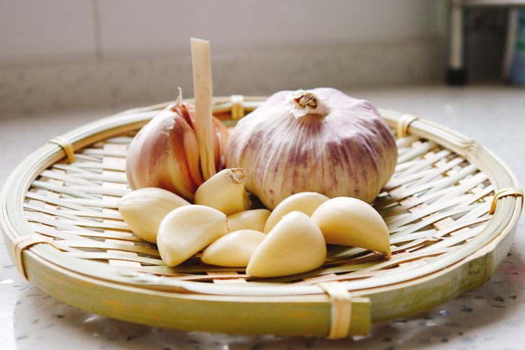 Manfaat bawang putih untuk menurunkan kadar kolesterol jahat.