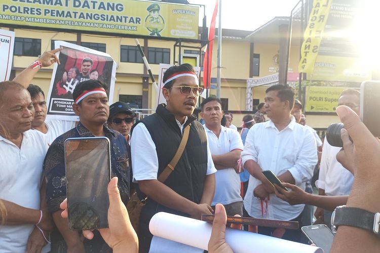 Foto: Monterry Marbun berunjuk rasa menyampaikan aspirasi atas kasus yang menimpa Iptu Tomi Samuel Marbun di Mako Polres Pematangsian?ar, Sumatera Utara, Senin (23/6/2025).