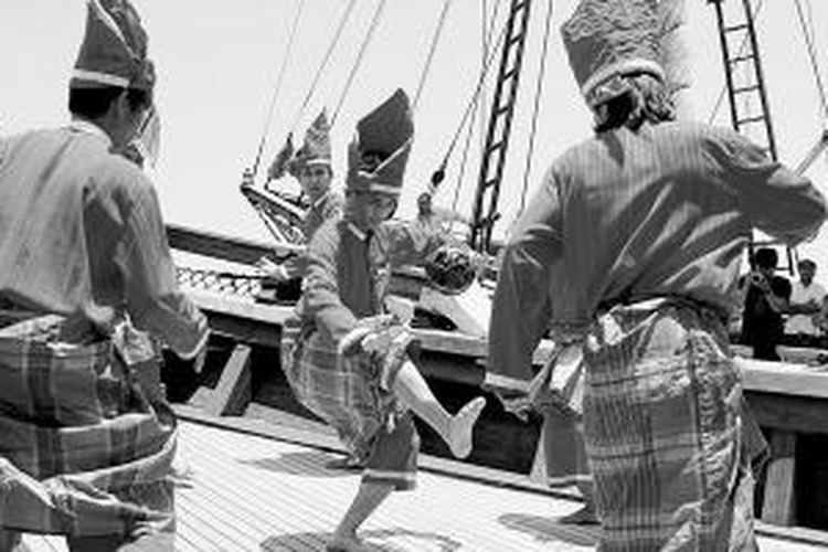 Seniman mementaskan atraksi Paraga, kesenian tradisional Makassar, yang memadukan tarian dan keterampilan bermain bola takraw, di atas kapal pinisi pesiar Si Datu Bua yang berlabuh di lepas Pantai Makassar, Sulawesi Selatan, Minggu (21/9/2014). Atraksi ini merupakan salah satu pertunjukan yang digelar dalam merayakan 75 tahun usia maestro gendang, Serang Dakko, dan 25 tahun Sanggar Alam asuhan Serang Dakko.