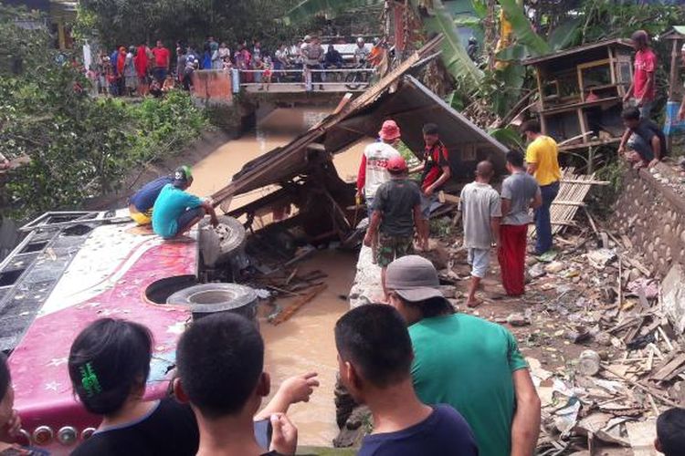 Ratusan warga di Takalar, Sulawesi Selatan memadatii bus bermuatan pelajar yang menabrak warung dan terperosok masuk sungai. Minggu, (12/2/2017).