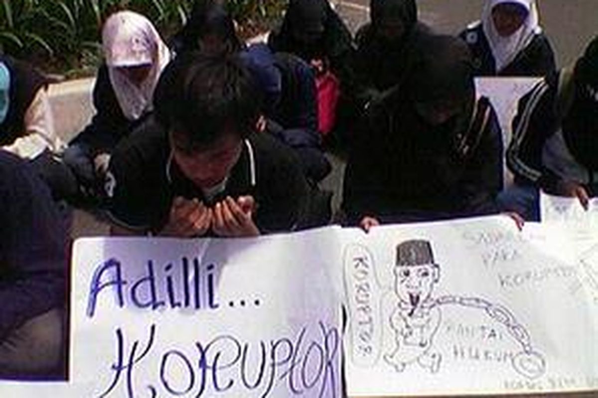 Unjuk rasa mahasiswa menuntut pengadilan Soeharto