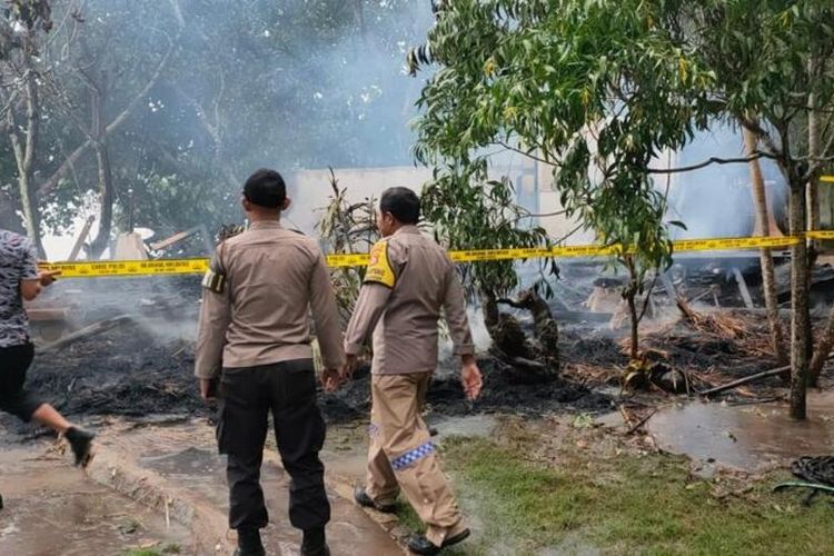 TKP kebakaran bungalow di Lombok Barat