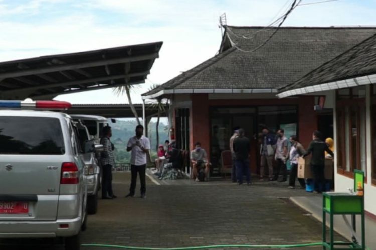 Situasi pengetesan swab terhadap keluarga hingga pegawai almarhum ustaz Hilmi Aminuddin menjalani tes swab di Padepokan Madani, Kabupaten Bandung Barat, Jumat (3/7/2020) pagi.