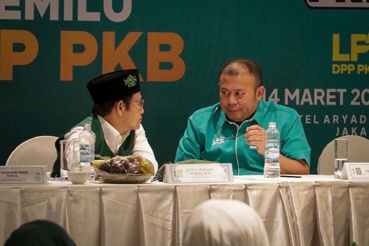 Ketua Fraksi Partai Kebangkitan Bangsa (PKB) di Dewan Perwakilan Rakyat (DPR) Republik Indonesia (RI), Cucun Ahmad Syamsurija sedang berbicara dengan Calon Presiden (Capres) dari PKB, Muhaimin Iskandar (Cak Imin). 