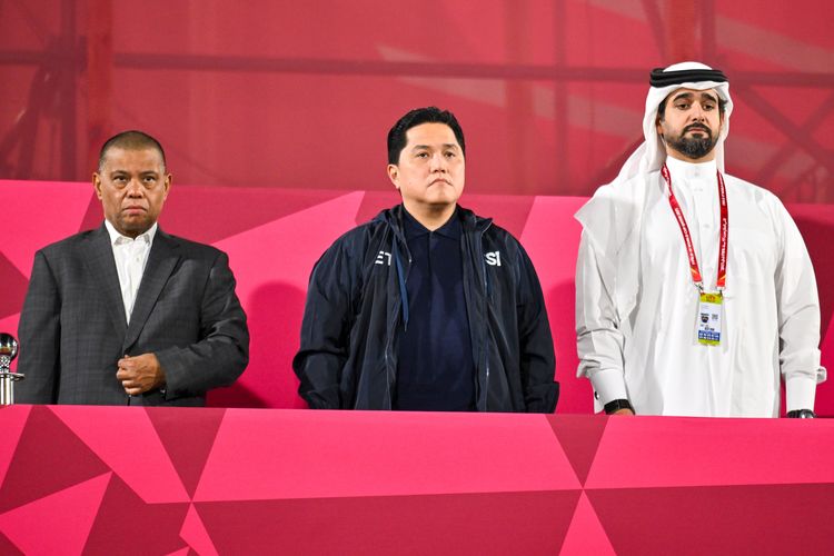Ketua Umum PSSI Erick Thohir (tengah) menyaksikan pertandingan Timnas U17 Indonesia melawan Timnas U17 Brasil pada laga Grup H Piala Dunia U17 di Lapangan 7 Aspire Zone, Doha, Qatar, Jumat (7/11/2025). ANTARA FOTO/Bayu Pratama S/fzn/foc.