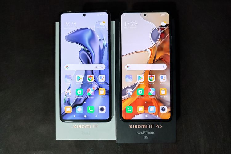 Tampilan Xiaomi 11T (kiri) dan 11T Pro (kanan) dari bagian depan tampak sama persis.