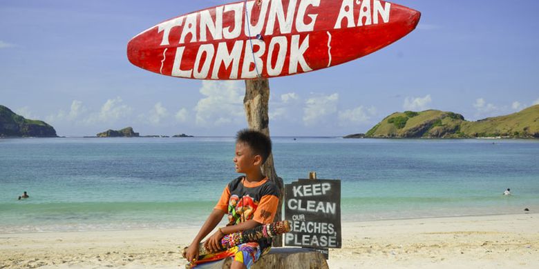 Pantai Tanjung Aan di Kawasan Ekonomi Khusus (KEK) Mandalika di Pulau Lombok, Nusa Tenggara Barat.  