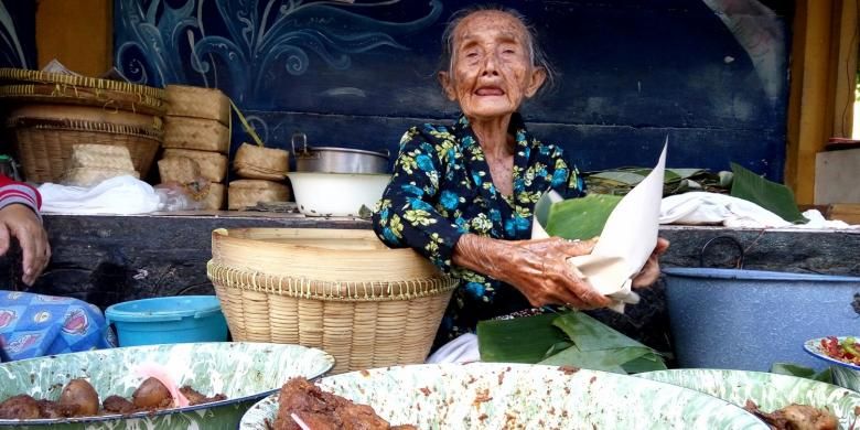 Setya Utomo atau dikenal mbah Lindu saat berjualan Gudeg di jalan Sosrowijayan Kota Yogyakarta