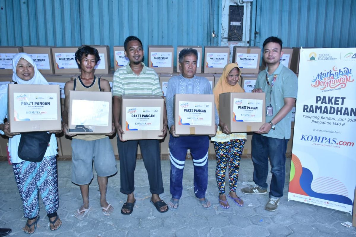 Pembagian paket Ramadhan oleh Kompas.com dan ACT di Kampung Bandan, Senin (3/6/2019).