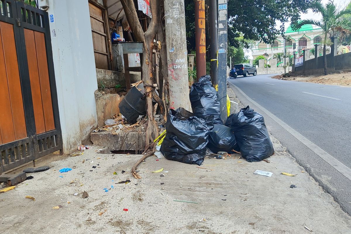 Lokasi kecelakaan dua orang diduga gangster yang meninggal di tempat, Meruya Selatan, Kembangan, Jakarta Barat