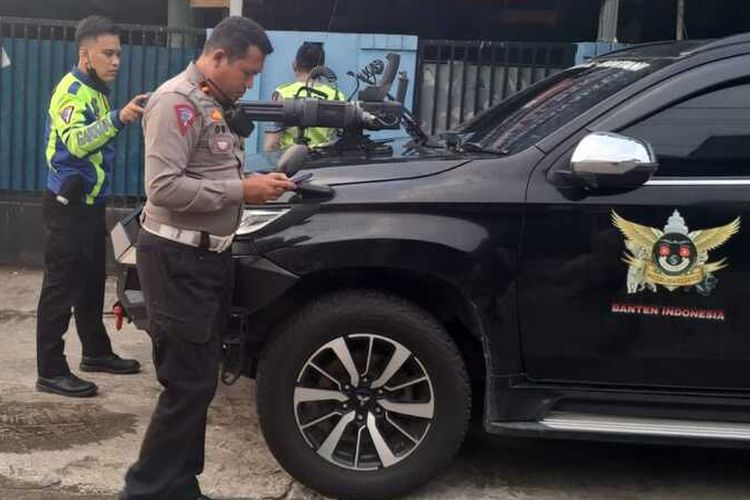 Satuan Lalulintas Polres Cilegon menindak pengendara mobil Pajero yang dipasangi senapan mesin di kap mesin yang viral media sosial.