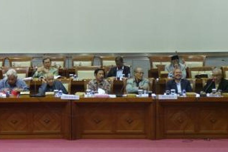 Tim Pakar seleksi calon hakim Mahkamah Konstitusi saat menguji calon hakim konstitusi di Gedung DPR, Jakarta, Senin (3/3/2014).