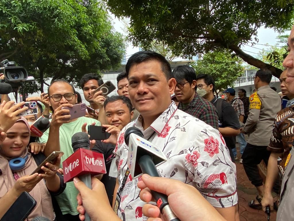 [POPULER JABODETABEK] Polda Metro Akan Menindaklanjuti Kelengkapan Berkas Perkara Firli | Komentar Ganjar soal TKN Prabowo-Gibran Tolak Debat Ketiga Capres