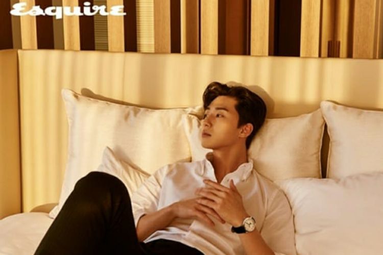 Park Seo Joon saat berpose sebagai model sampul majalah Esquire Korea.