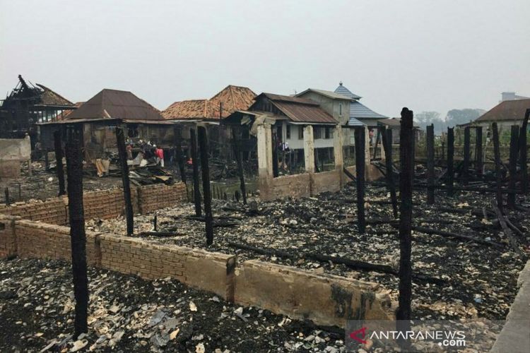 Puing-puing rumah milik orangtua Kapolri Jendral Tito Karnavian yang hangus terbakar di Kecamatan Gandus Kota Palembang, Rabu (16/10/2019).