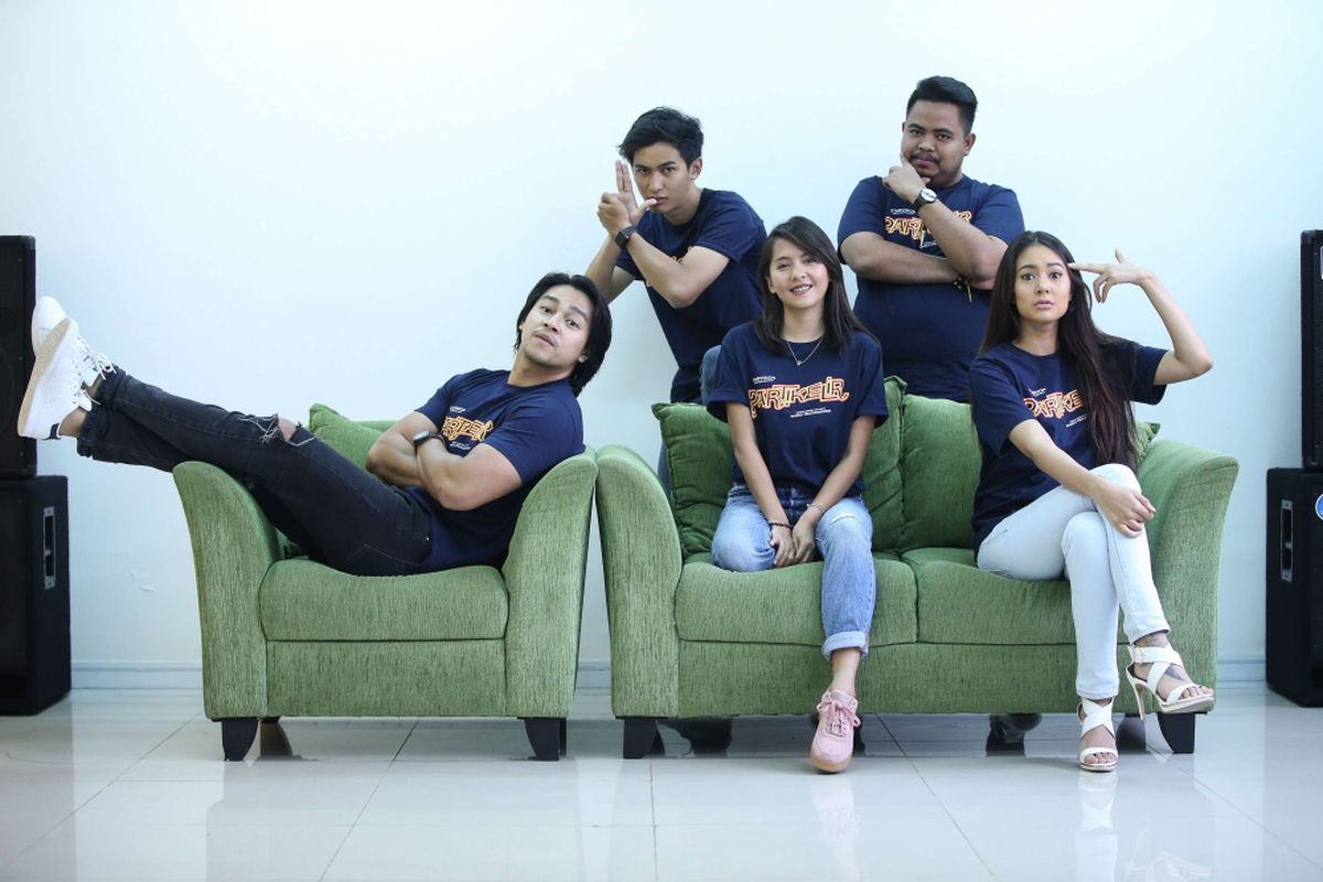 Pemain Film Partikelir Deva Mahenra (kiri), Lala Karmela (tengah), Aurelie Moeremans (kanan), Ardit Erwandha (belakang kiri), dan Rigen Rakelna (kanan belakang) saat wawancara film Partikelir di Kantor Redaksi Kompas.com di Palmerah, Jakarta Barat, Kamis (22/3/2018). 