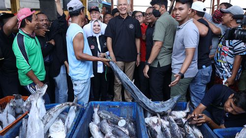 Ngobrol Bareng Nelayan, Ganjar Janji Bakal Sikat Pungli "Bajak Laut"