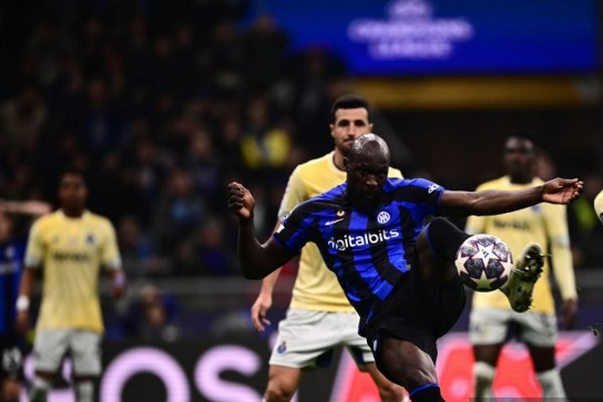 Striker Inter Milan asal Belgia, Romelu Lukaku, mencetak gol ke gawang FC Porto pada laga leg pertama babak 16 besar Liga Champions 2022-2023 yang digelar di Stadion Giuseppe Meazza, Rabu (22/2/2023) malam waktu setempat. Selanjutnya, leg kedua Porto vs Inter bakal digelar di Do Dragao pada Rabu (15/3/2023) dini hari WIB.