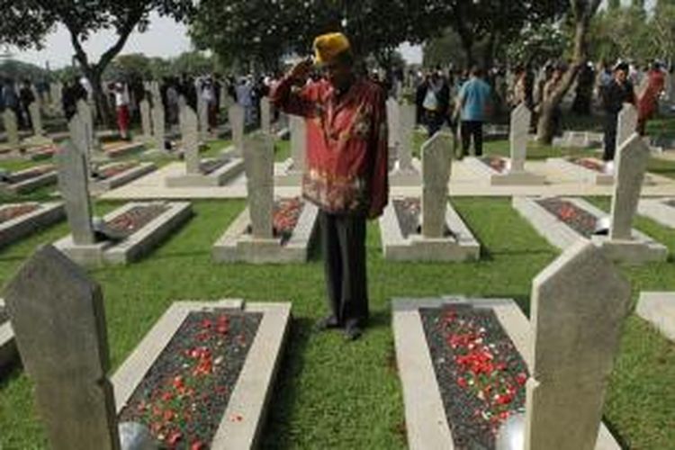 Veteran TNI memberi hormat kepada makam kerabatnya yang dimakamkan di Taman Makam Pahlawan Kalibata, Jakarta Selatan, Senin (10/11/2014). Peringatan Hari Pahlawan Nasional diisi dengan berbagai kegiatan, antara lain upacara, ziarah, dan membersihkan makam pahlawan.