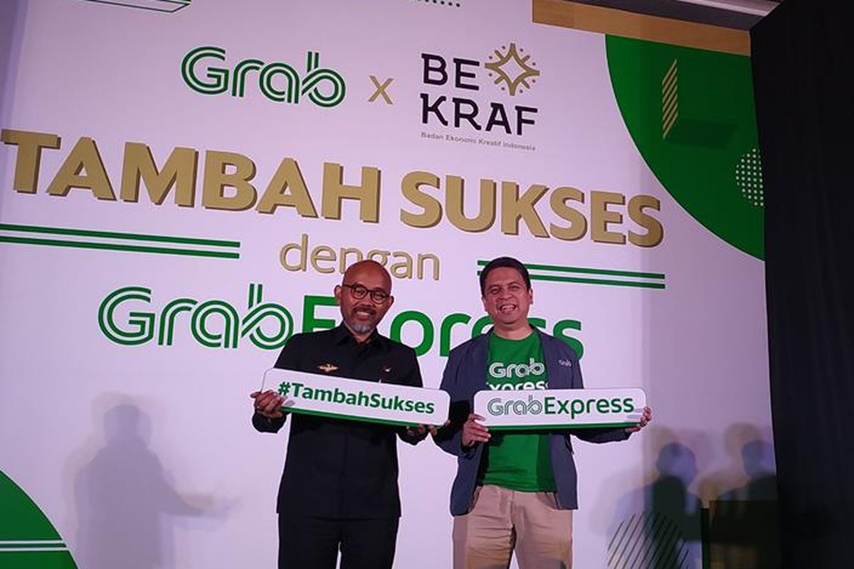 President of Grab Indonesia Ridzki Kramadibrata (kanan) dengan perwakilan dari Badan Ekonomi Kreatif (Bekraf) berfoto bersama sebagai peresmian kerja sama membantu UMKM Indonesia di Jakarta, Kamis (25/7/2019). 