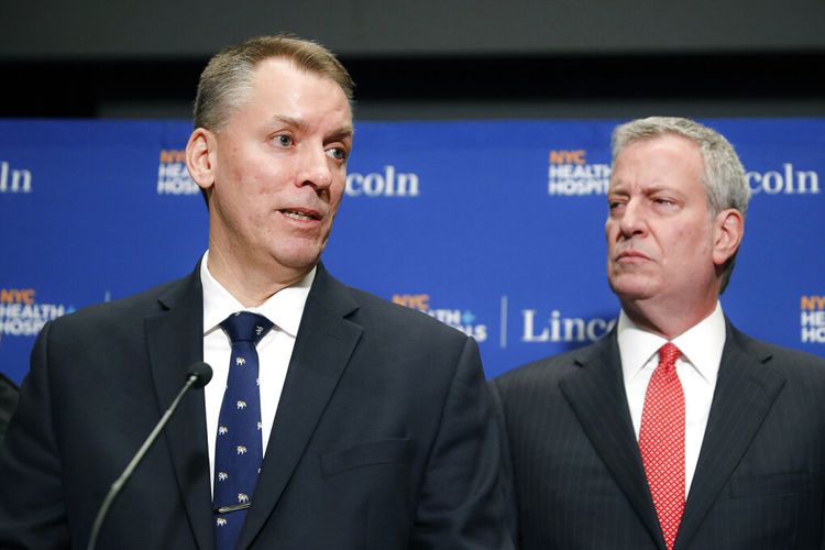 Dari kiri ke kanan: Komisioner Polisi New York City Dermot Shea berbicara bersama Wali Kota Bill de Blasio dalam konferensi pers pada 9 Februari 2020, menyikapi kabar penembakan yang melibatkan dua polisi di New York, Amerika Serikat (AS).
